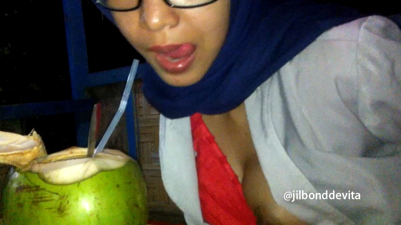 Minum kelapa lalu isap ayam