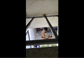 Saya naik ke atap dan menangkap sinyal dari tetangga saya yang senang