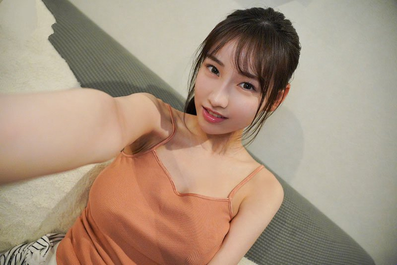 Gadis terangsang itu meminta pacarnya untuk puas