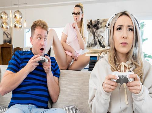 Undang sahabat Anda ke rumah Anda untuk bermain game dan Anda melamar kekasih Anda Undang sahabat Anda ke rumah Anda untuk bermain game dan Anda melamar kekasih Anda