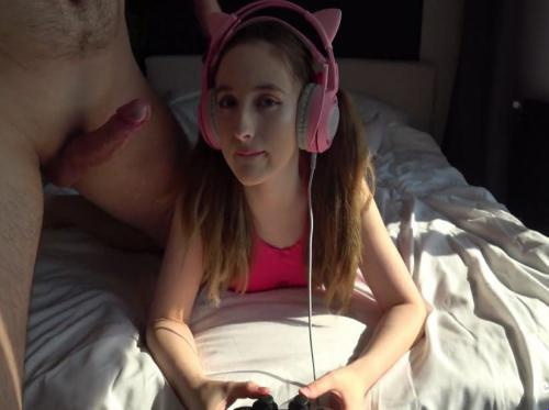 Adik perempuannya kecanduan game dan kakak laki-lakinya kecanduan bercinta Adik perempuannya kecanduan game dan kakak laki-lakinya kecanduan bercinta