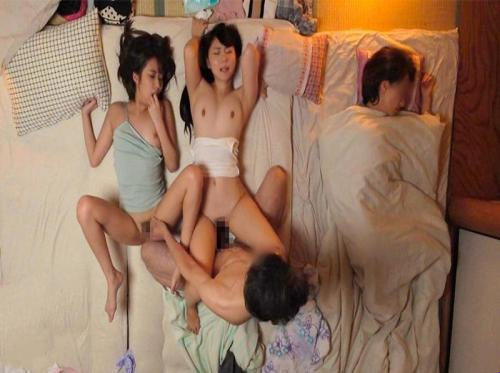 Sang istri tertidur pulas dan sang suami diam-diam menyetubuhi saudara perempuan istrinya Sang istri tertidur pulas dan sang suami diam-diam menyetubuhi saudara perempuan istrinya