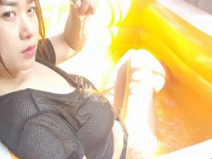 Gadis remaja memamerkan vaginanya setengah tersembunyi dan setengah acuh tak acuh Gadis remaja memamerkan vaginanya setengah tersembunyi dan setengah acuh tak acuh