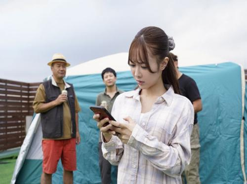 Kesalahan membiarkan istrinya pergi berkemah di lingkungan yang sama dengan tetangga mesum tersebut Kesalahan membiarkan istrinya pergi berkemah di lingkungan yang sama dengan tetangga mesum tersebut