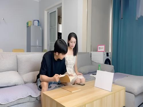 Membaca buku juga tidak nyaman bagi adik ipar saya Membaca buku juga tidak nyaman bagi adik ipar saya