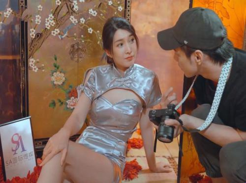 Fotografer yang beruntung memakan model cheongsam tersebut di lokasi pengambilan gambar Fotografer yang beruntung memakan model cheongsam tersebut di lokasi pengambilan gambar