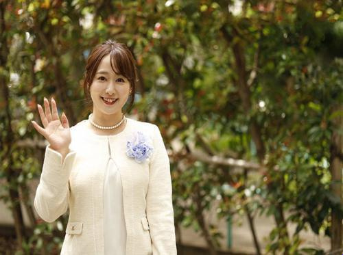 Hadiah spesial dari ibu tiri Marina Shiraishi untuk putranya di hari wisuda Hadiah spesial dari ibu tiri Marina Shiraishi untuk putranya di hari wisuda