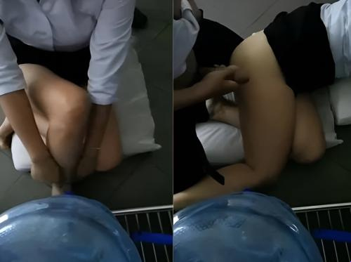 Bosnya suka bercinta dan karyawannya menyenangkan bosnya Bosnya suka bercinta dan karyawannya menyenangkan bosnya