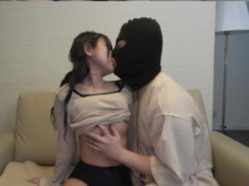 Seorang gadis diperkosa oleh pencuri saat dia sendirian di rumah