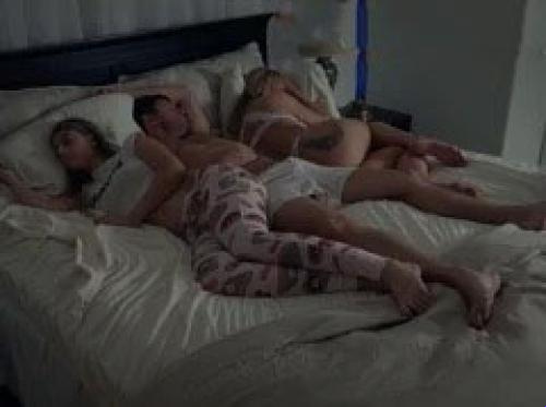 Mengalami mimpi buruk, putrinya pergi tidur bersama ibu dan... ayah tirinya Mengalami mimpi buruk, putrinya pergi tidur bersama ibu dan... ayah tirinya