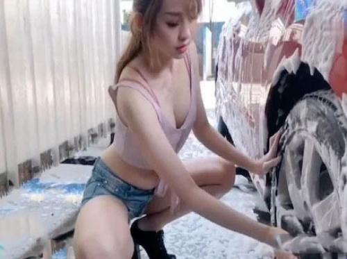 Pegawai cuci mobil wanita seksi Pegawai cuci mobil wanita seksi