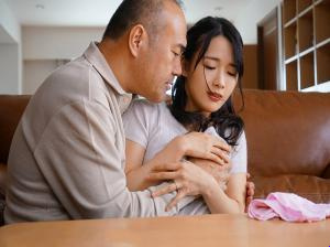 Sang suami tidak menanggapi hal itu, sehingga sang istri pun pergi mencari ayah mertuanya Sang suami tidak menanggapi hal itu, sehingga sang istri pun pergi mencari ayah mertuanya